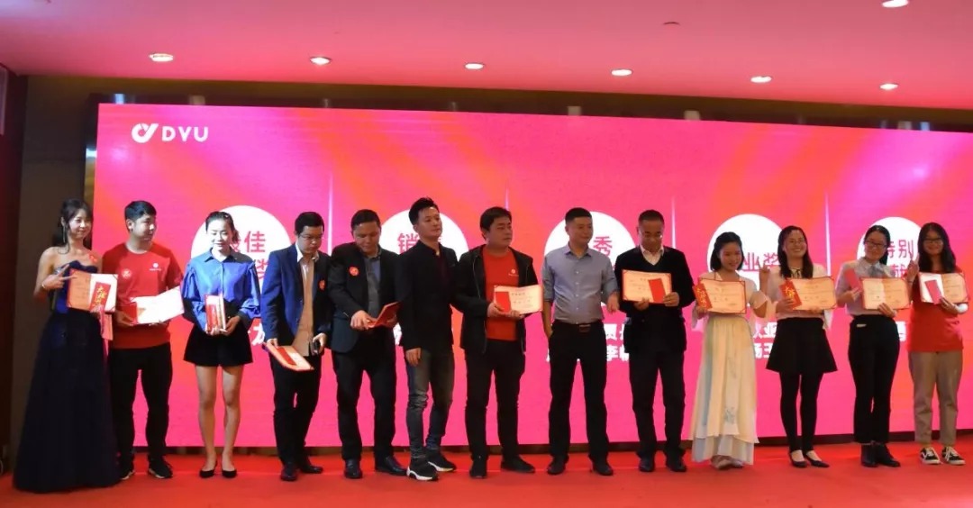 Medgrundaren Li Xiaojian delar ut priser för enastående medarbetare