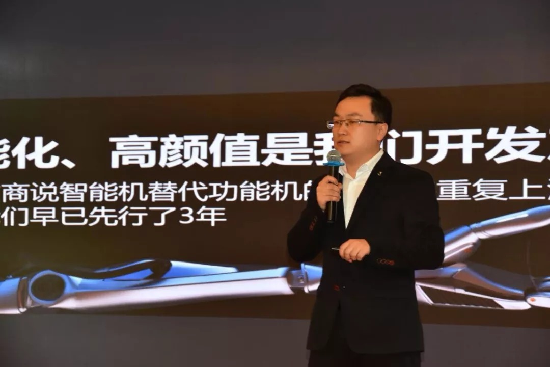 DYU-merkoprichter en CEO Li Wei sprak op de conferentie